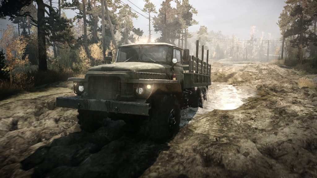  width=810 height=456 />همان طور که در شروع متن گفته‌ شد،  Spintires: Mudrunner  یک عنوان بر پایه فیزیک بوده و نتیجه کار سازندگان هم در این بخش به خوبی از کار در آمده است. با شروع بازی و در نگاه اول، متوجه این موضوع خواهید شد که با عنوان ساده و شاید سرگرم کننده‌ای طرف نیستید. اول از همه دوربین بازی، که شبیه هیچ کدام از عناوین ریسینگ یا شبیه‌سازی موجود در بازار نیست. ما با دوربینی آزاد طرف هستیم، دوربینی که به شما اجازه می‌دهد به صورت کامل دور و بر ماشین خود بچرخید و ماشین را از زوایای مختلف کنترل کنید. یادگیری طریقه کنترل دوربین، به زمان نسبتا زیادی نیاز دارد و در بسیاری از موارد به دلیل قرار دادن دوربین بازی در سمت اشتباه، مجبور خواهید بود دوباره مرحله را تکرار کنید. علاوه بر این دوربین، یک حالت داخل ماشین هم برای بازی در نظر گرفته شده که به دلیل حالت‌های سخت جاده‌ها، عملا بی‌استفاده است. البته این دوربین هم از جزئیات بسیار کمی برخوردار بوده و همین امر به بی‌استفاده بودن هر چه بیشتر آن، کمک کرده‌است. بعد از کلنجار رفتن با دوربین، کنترل ماشین‌ها نکته بعدی است که باید وقت زیادی برای یادگرفتن آن بگذارید، سازندگان بازی با قرار دادن سیستم موتوری و کامل ماشین‌های سنگین، کار تحسین برانگیزی انجام داده‌اند. به عنوان مثال، هر کدام از ماشین‌ها دارای حالت پارک، دنده‌های مختلف و سیستم‌های متفاوت دیفرانسیل بوده، که با توجه به حالت‌های مختلف جاده باید یاد بگیرید از آن‌ها استفاده کنید. بعد از یادگیری این دو بخش، Spintires: Mudrunner  ارزش واقعی خود را نشان می‌دهد و به عنوانی جذاب و چالش‌ برانگیز همانند کنترل این ماشین‌ها در جاده‌های سخت در دنیای واقعی، تبدیل می‌شود. هدف اصلی در طول بازی، جا به جا کردن کالاهای مختلف، سوخت‌گیری و پیمودن مسافت‌ مشخص است. مشکلی که وجود دارد این است که بعد از مدتی و به دلیل کمبود تنوع، ممکن است بازی برای شما تکراری شود و اگر به این سبک علاقه ‌نداشته باشید، این عنوان چندان جذابیتی برای شما نخواهد داشت.</p><p style=