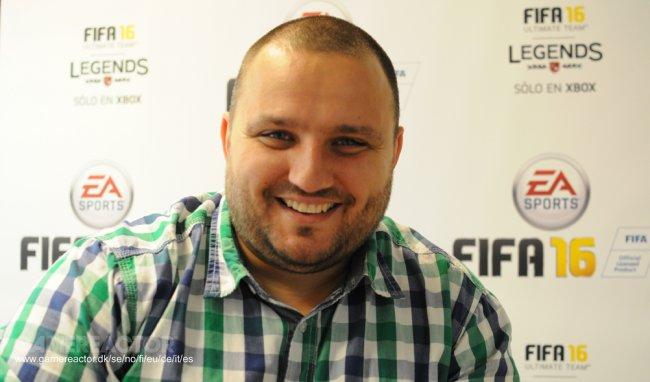 پرتره آرون مکهاردی تهیهکننده سابق فیفا در رویداد معرفی بازی FIFA 16 شرکت الکترونیک آرتز