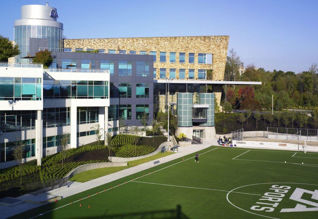 نمای بیرونی ساختمان EA Sports Burnaby در ونکوور با زمین فوتبال چمن مصنوعی دارای لوگوی رسمی EA Sports