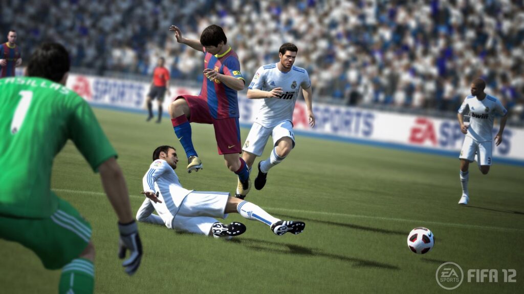 صحنه عبور و پرش لیونل مسی از روی تکل مدافع رئال مادرید در بازی FIFA 12 و نمایش سیستم پویای انیمیشن و فیزیک برخوردها