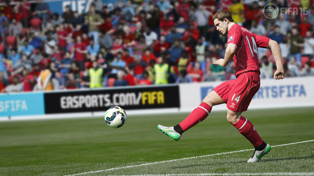 اسکرینشات گیمپلی بازی FIFA 16 در حال نمایش پاس دادن و ضربهزنی جردن هندرسون با پیراهن لیورپول