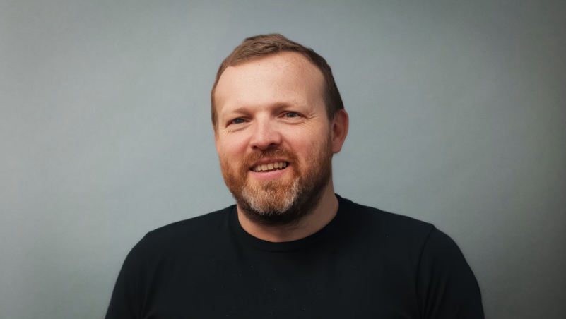 پرتره گری پترسون رئیس بخش طراحی استودیوی Small Axe Studios و مدیر خلاق سابق سری بازیهای فیفا و فیفا استریت