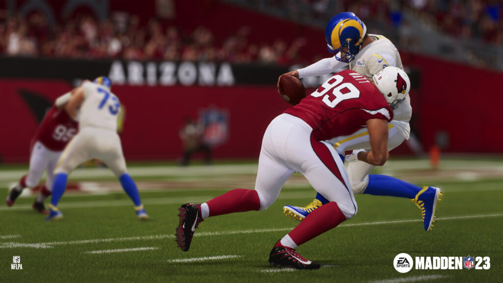 صحنه تکل و برخورد فیزیکی بازیکنان در گیمپلی بازی Madden NFL 23 شرکت الکترونیک آرتز