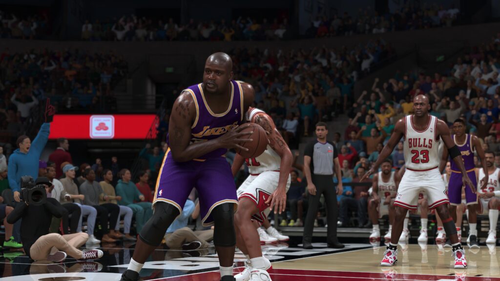 اسکرینشات گیمپلی بازی NBA 2K27 و اکشن زیر سبد شکیل اونیل در حضور مایکل جردن و مدافعان شیکاگو بولز برای بررسی انیمیشنهای پست آپ و درگیریهای فیزیکی